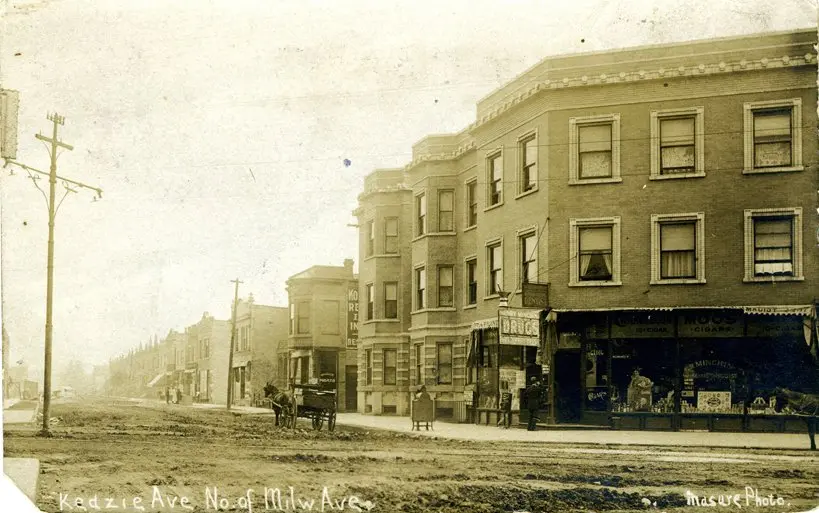 a black and white photo of a Milwaukee Avenue in the 1800s