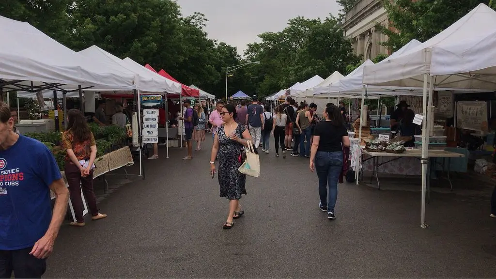 Photo of Chicagoians at the Logan Square Farmer's market. 