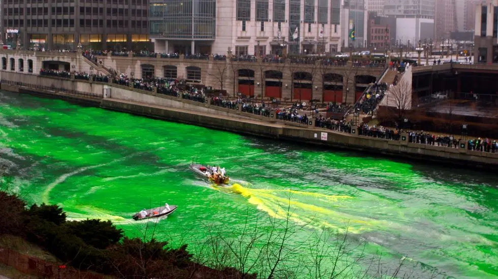 Wide angle shot of the Chicago River dying.